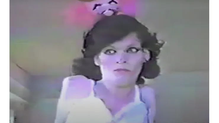Sandie Crisp en el video de "Obedece a la Morsa".