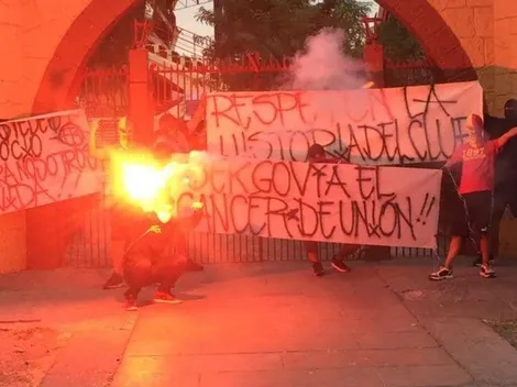 Hinchas de Unión protestan y aprietan al plantel
