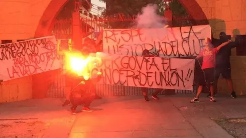 Hinchas presionaron al plantel y directiva de Unión Española
