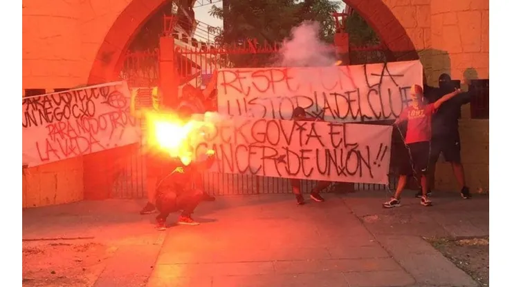 Hinchas presionaron al plantel y directiva de Unión Española