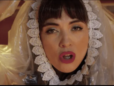 Mon Laferte estrena video de "Se me va a quemar el corazón"