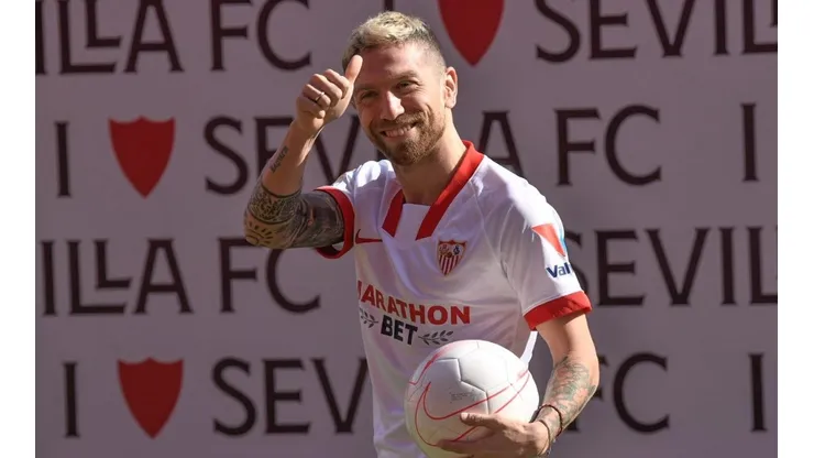 Papu Gómez se vistió por primera vez con la camiseta de Sevilla.