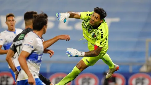 Nery Veloso despejando un balón frente a la UC