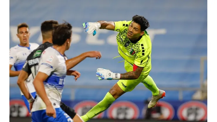 Nery Veloso despejando un balón frente a la UC