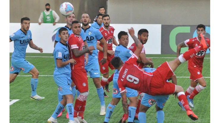 Iquique se lo ganó a La Calera en un triunfo que festejan la UC arriba y la U en fondo; y que complica a Colo Colo con el descenso.