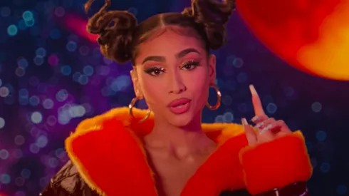 Paloma Mami encabezando el clip para "Que lo Que", de Major Lazer.