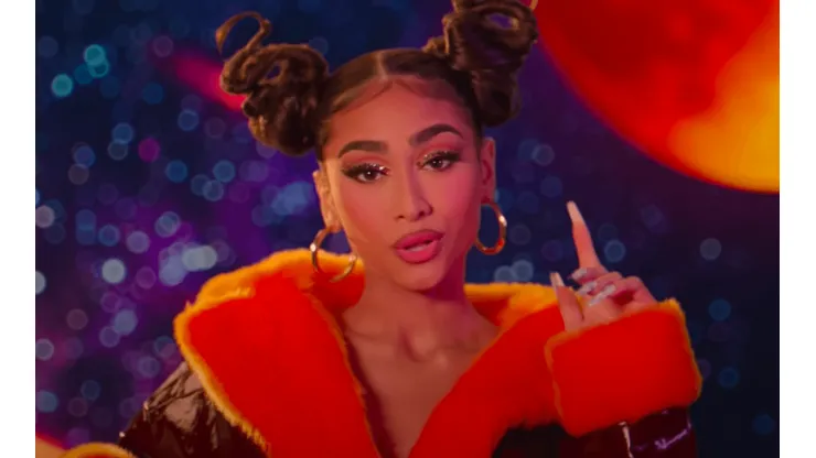 Paloma Mami encabezando el clip para "Que lo Que", de Major Lazer.