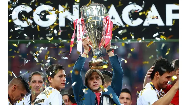 Matías Almeyda celebrando el título de la Concachampions con Chivas