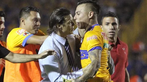 Matías Almeyda a los pechazos con Edu Vargas en la Liga MX.