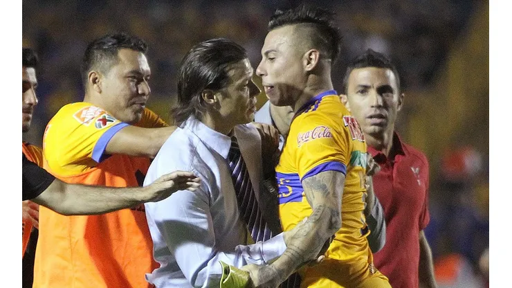 Matías Almeyda a los pechazos con Edu Vargas en la Liga MX.