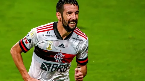 Mauricio Isla marcó el cuarto gol de Flamengo ante Gremio de César Pinares.
