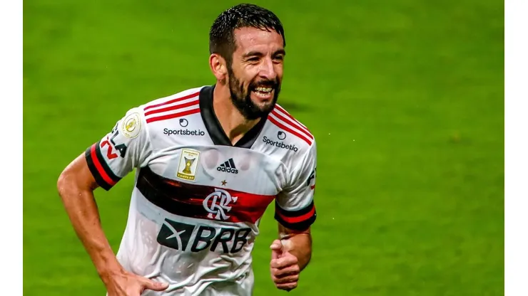 Mauricio Isla marcó el cuarto gol de Flamengo ante Gremio de César Pinares.