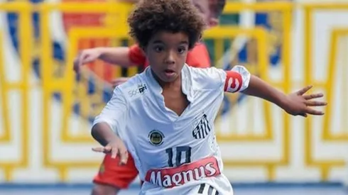 Kauan Bacile rompiéndola en el Santos