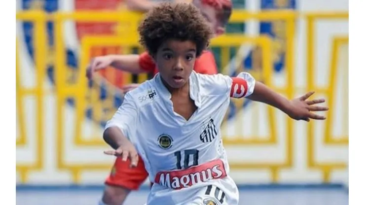 Kauan Bacile rompiéndola en el Santos