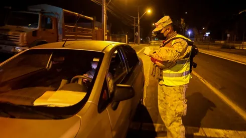 Militar fiscalizando toque de queda