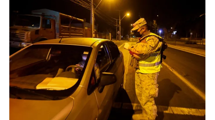 Militar fiscalizando toque de queda
