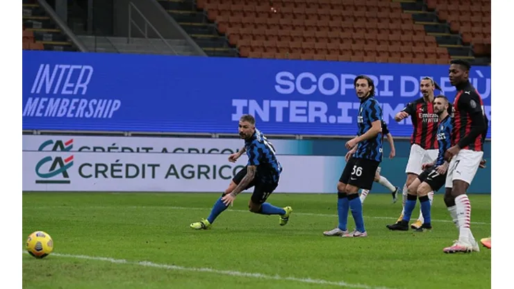 Zlatan Ibrahimovic puso el 0-1 para el Milan contra Inter.