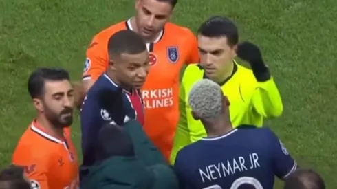 Jugadores reclaman al árbitro en el PSG-Istanbul