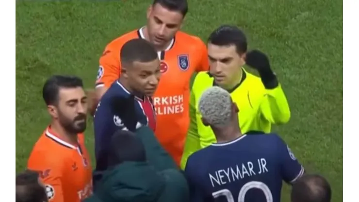 Jugadores reclaman al árbitro en el PSG-Istanbul