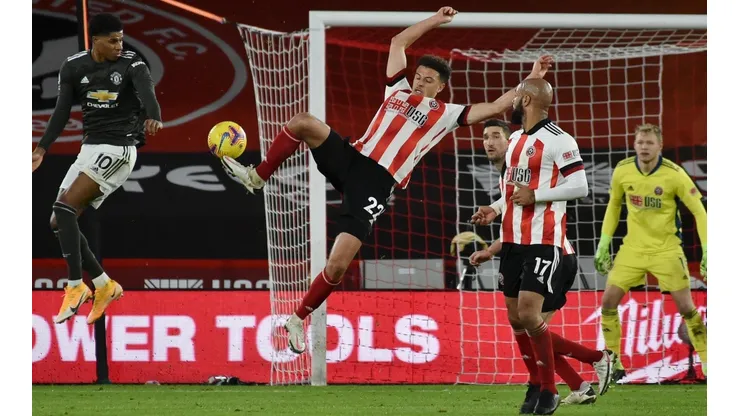 El United no solo debe defender su liderato, depende de que el City ceda puntos para quedar solo en la cima.