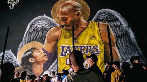 Fans se reunen en el mural de Kobe Bryant en Los Angeles