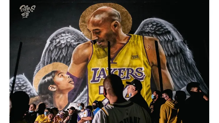 Fans se reunen en el mural de Kobe Bryant en Los Angeles
