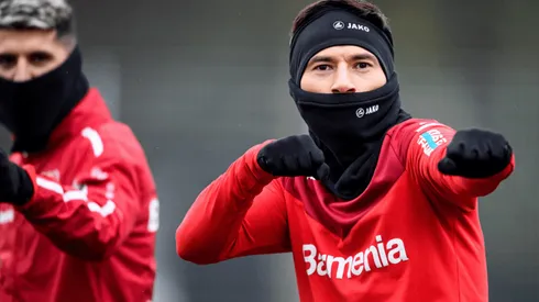 Charles Aránguiz hace poses junto a Palacios