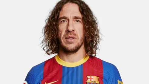 Carles Puyol posando con la nueva camiseta blaugrana