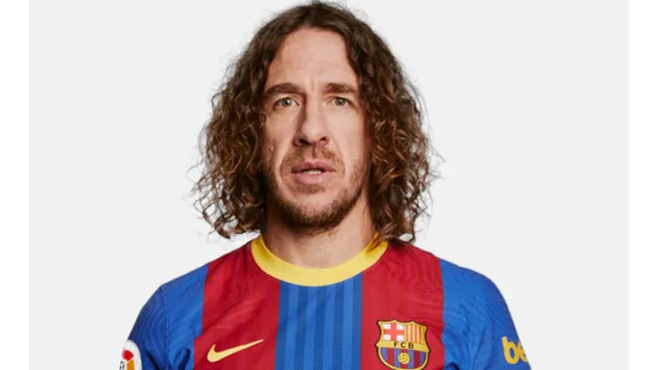 Carles Puyol posando con la nueva camiseta blaugrana