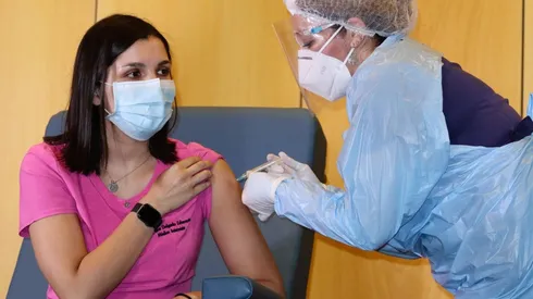 Trabajadora de la salud recibe vacuna Covid-19