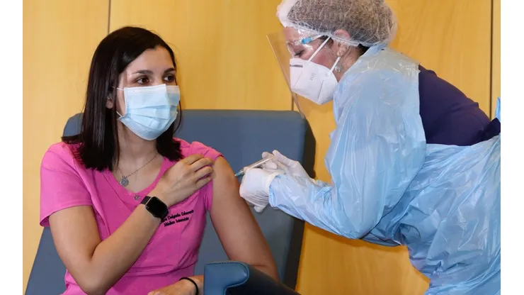 Trabajadora de la salud recibe vacuna Covid-19