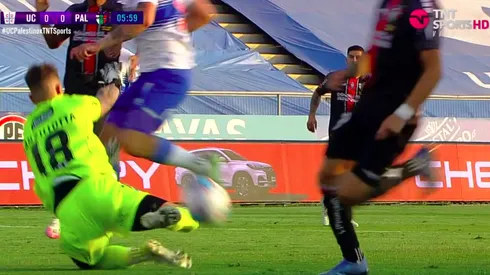 El partido entre la UC y Palestino tuvo un inicio accidentado.