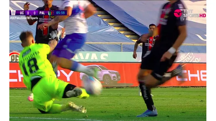 El partido entre la UC y Palestino tuvo un inicio accidentado.