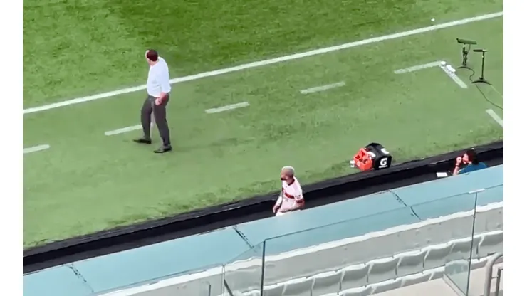 Gabigol se agarró con Ceni tras ser reemplazado.