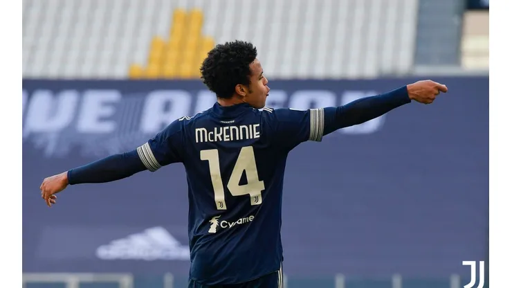 Mackennie celebra un gol imitando a Harry Potter