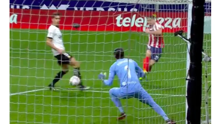 Suárez anotó un golazo para el triunfo parcial del Atlético