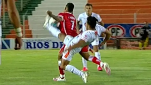 Vargas tomó la pelota previo al gol y generó la polémica