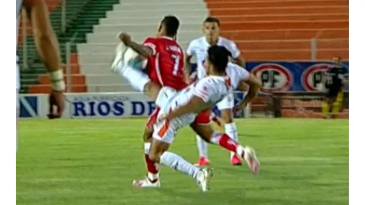 Vargas tomó la pelota previo al gol y generó la polémica