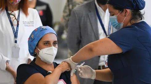 La vacunación inició en Chile con el personal de salud.