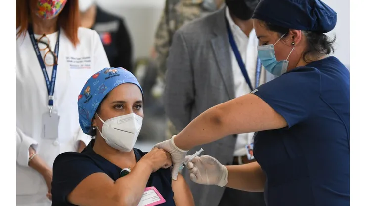 La vacunación inició en Chile con el personal de salud.
