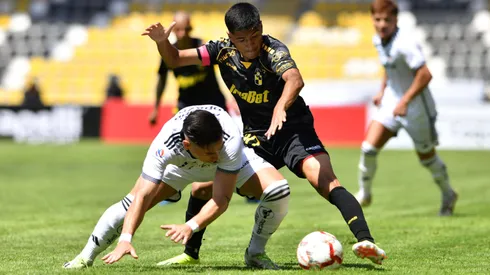 Oscar Opazo disputa el balón con Benjamín Chandia en el partido de la primera rueda del Campeonato Nacional entre Colo Colo y Coquimbo Unido.