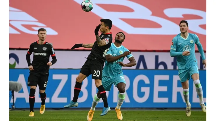 Charles Aránguiz disputó gran parte del encuentro con Bayer Leverkusen ante Wolfsburgo.