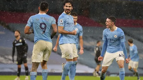 Tras el triunfo por 2-0 frente al Aston Villa, los Citizens quedaron a dos puntos del líder de la Premier League.