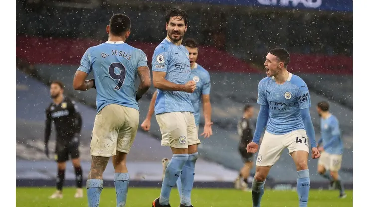 Tras el triunfo por 2-0 frente al Aston Villa, los Citizens quedaron a dos puntos del líder de la Premier League.