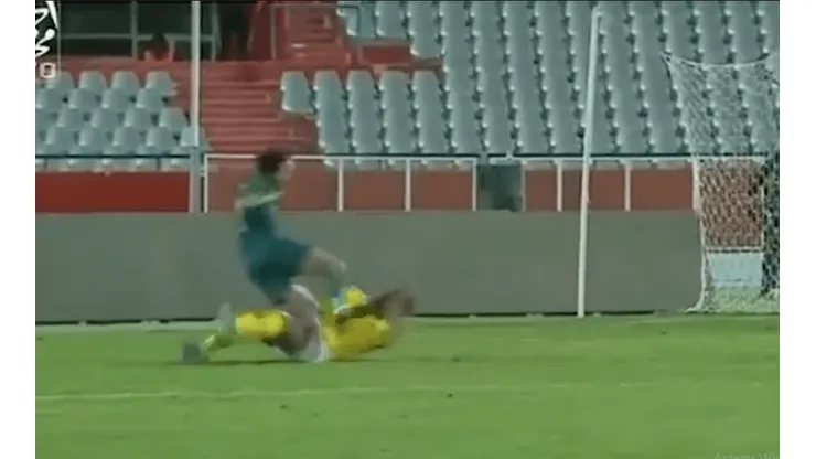 Ahmed Jalal fue el jugador que se marchó lesionado de manera espantosa.