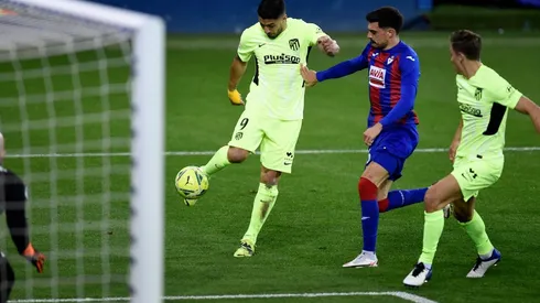 Luis Suárez marca ante el Eibar
