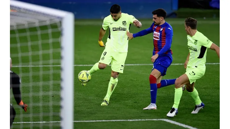 Luis Suárez marca ante el Eibar