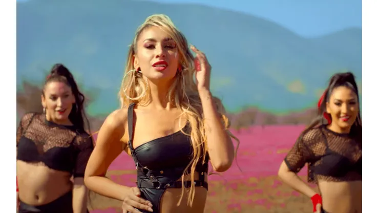 Camila Andrade cambió la farándula por la música y ahora ya tiene una primera muestra de lo que serán sus melodías.