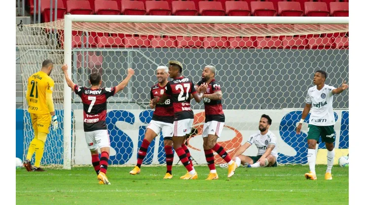 Flamengo abrió la cuenta ante Palmeiras en una jugada extraña.