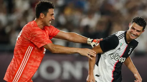 Buffon saluda al récord CR7